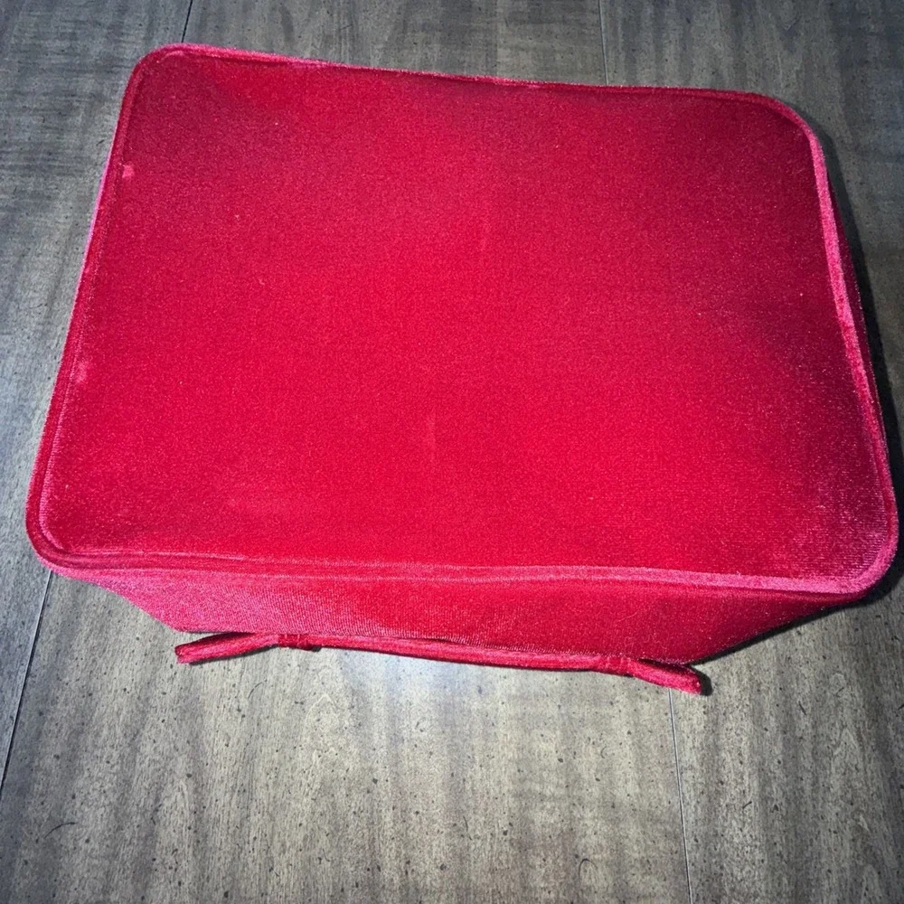 Estee Lauder  Train Case Bag 2023 Limited Edition ~Red Velvet~ with‎ Handle